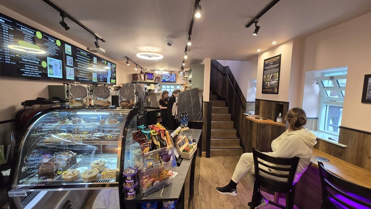 Charming Café for Sale in Glossop: Prime Location & Stunning Building Photo 7