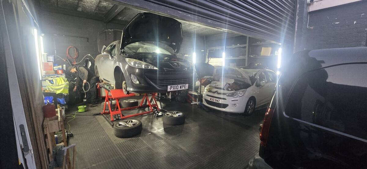 Garage workshop to let in Harlow Photo 8