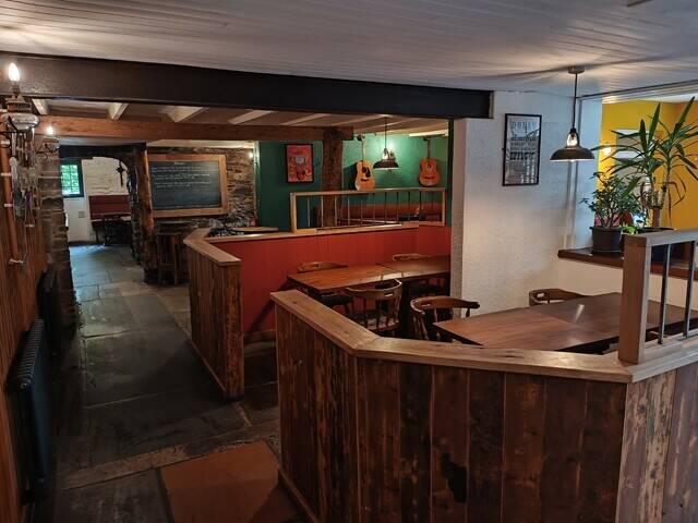 PEMBROKESHIRE - 10 BEDROOM 17TH CENTURY RIVERSIDE INN Photo 7