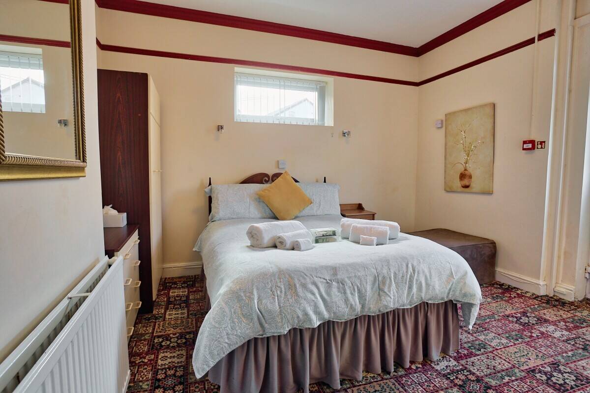 CONWY - 13 BEDROOM GUEST HOUSE IN CHARMING SEASIDE TOWN Photo 7