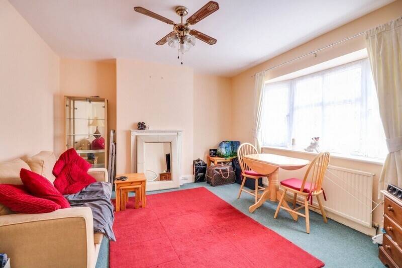 RETAIL PREMISES & FIRST FLOOR FLAT Photo 7