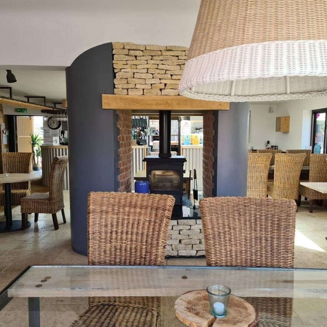 OXFORDSHIRE - STUNNING RIVERSIDE GRADE II LISTED FREE HOUSE Photo 7