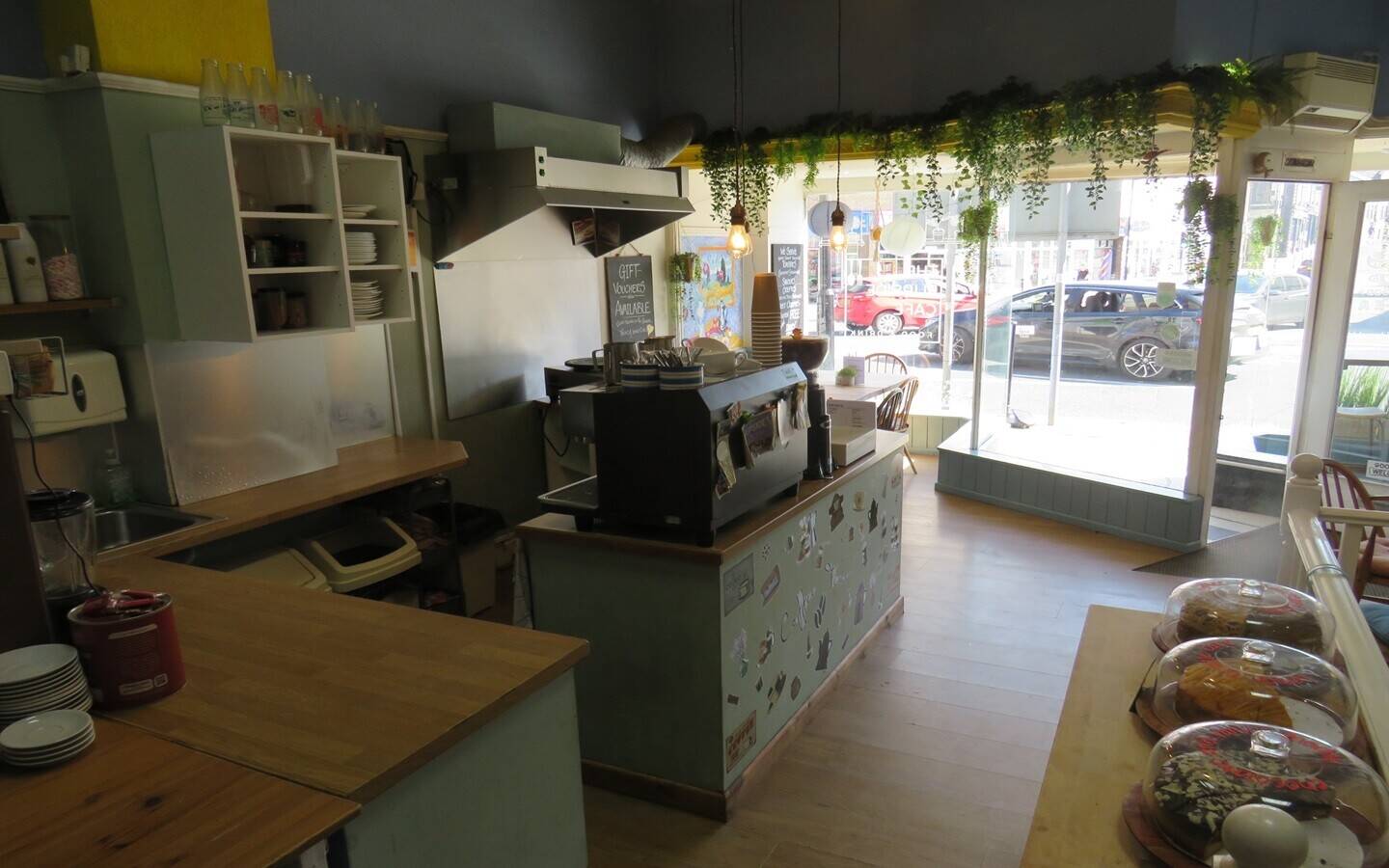Delightful, Very Well-known Cafe and Creperie Business
