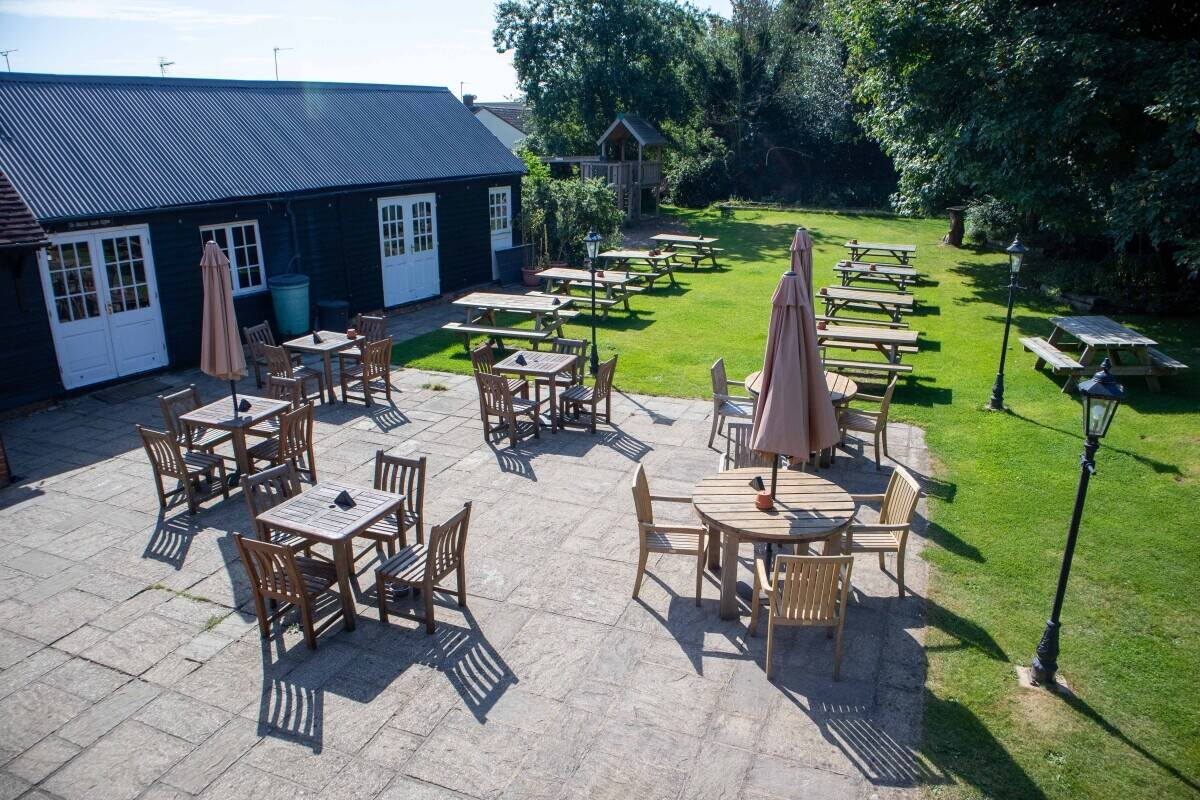 BUCKINGHAMSHIRE - VILLAGE PUB WITH POTENTIAL FOR FOOD-LED BUSINESS