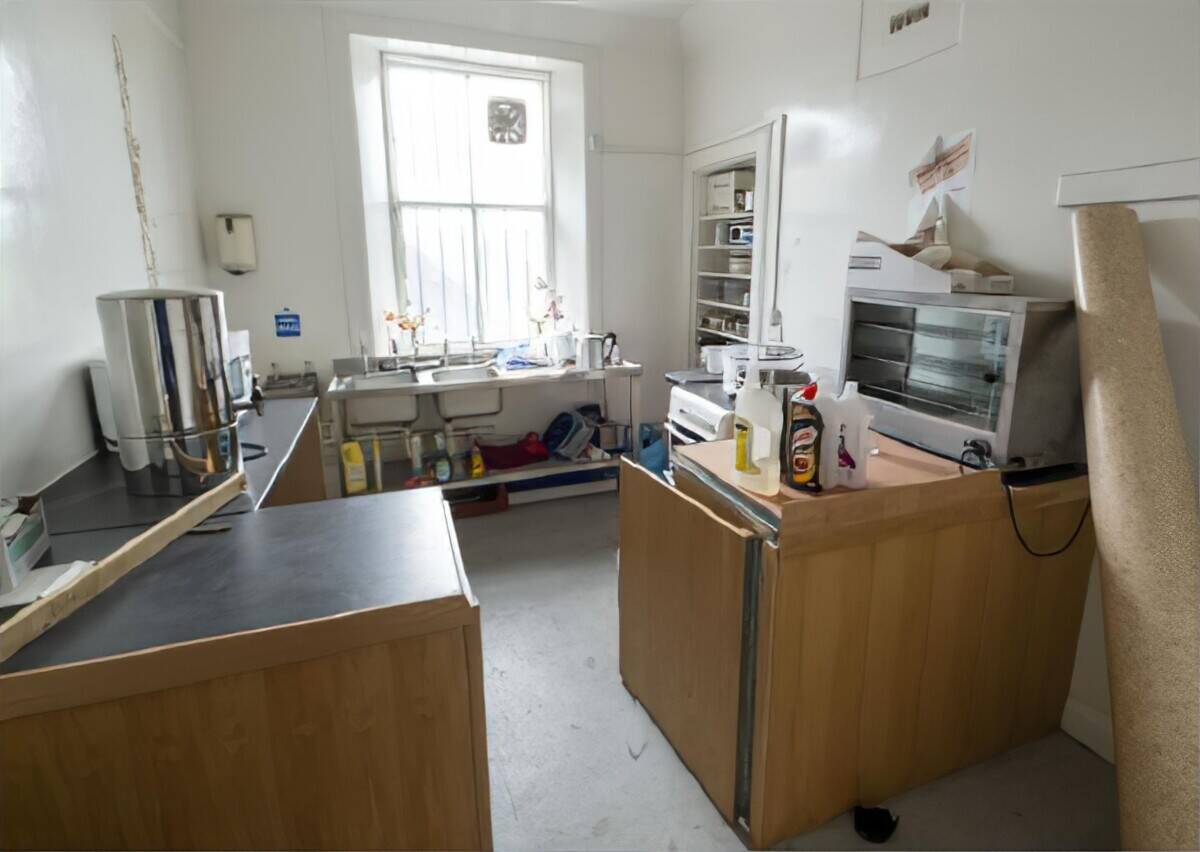 Closed Public House with Function Hall, large footprint and development potential Photo 7