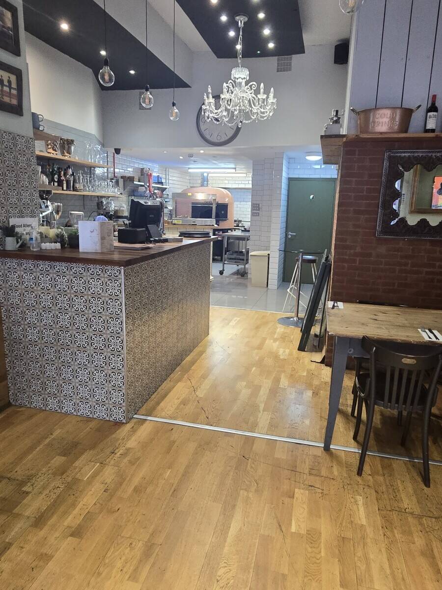 Established restaurant on main street Photo 7