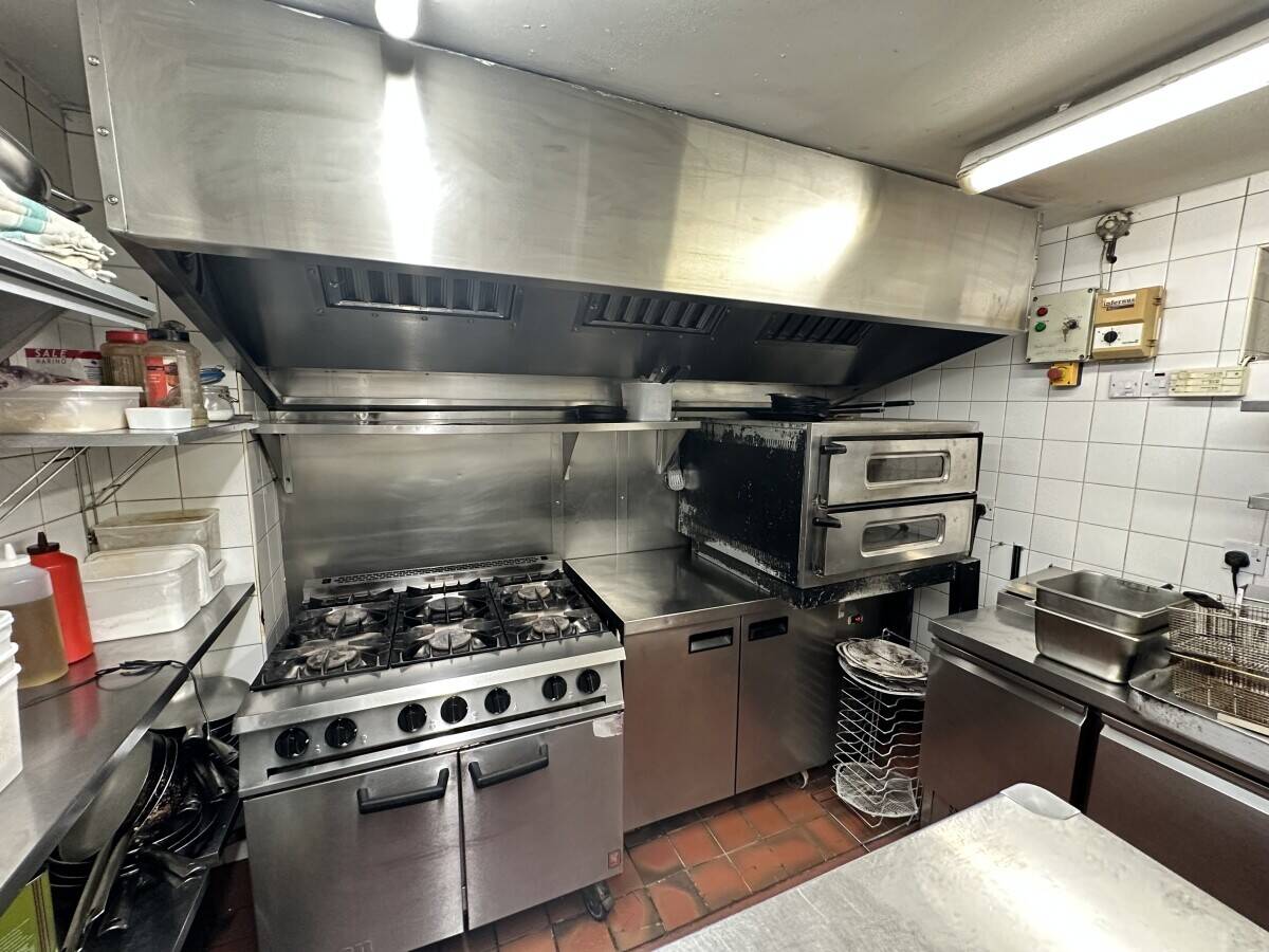 RESTAURANT & WINE BAR  CENTRAL HOVE LOCATION  FITTED KITCHENS, ALCOHOL LICENCE,  74 COVERS