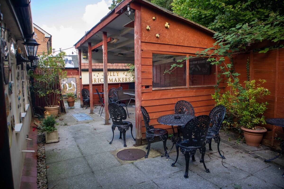 SURREY - WET-LED PUB IN RESIDENTIAL AREA FOR SALE Photo 7