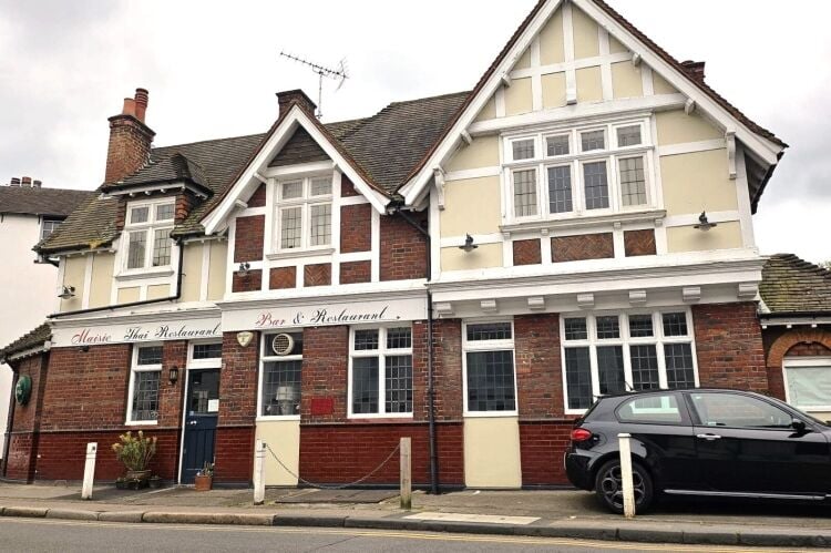Licenced Thai Restaurant & Pub With Accom - Surrey Photo 7