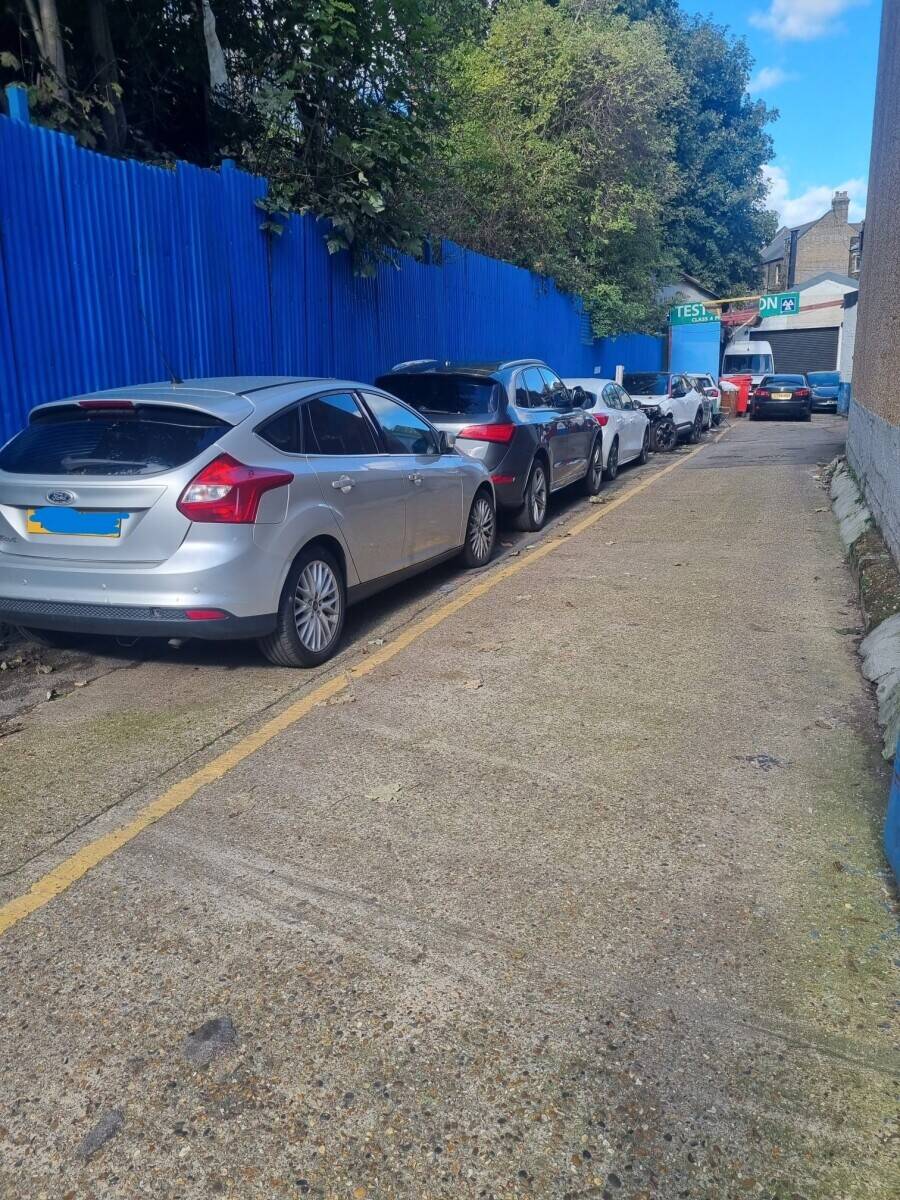 3 Large Units, (MOT Centre, Mechanic Garage, Bodywork site, Parking space of up to 12 cars Photo 7