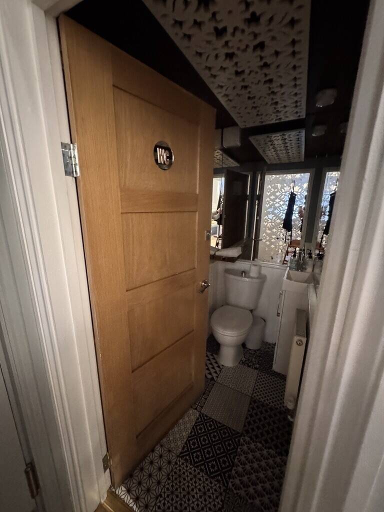 Fully Equipped Restaurant and Caf&eacute; for Sale in East London &ndash; Prime Location Photo 7