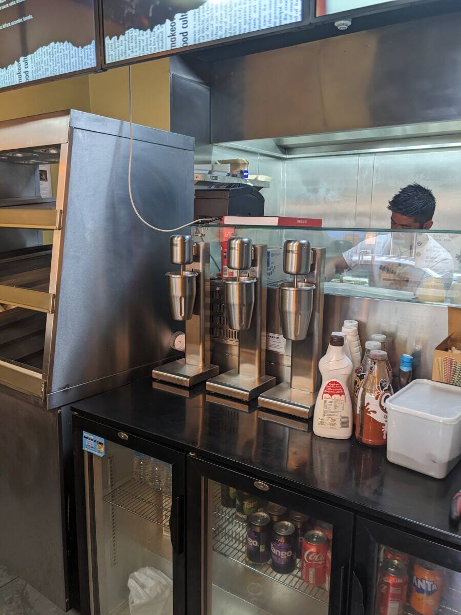 Fast food chicken & burger restaurant for sale in North London