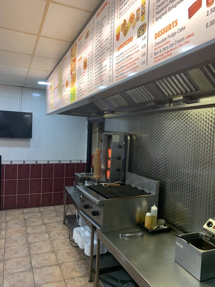 Pizza takeaway with  two bedrooms flat upstairs Photo 5