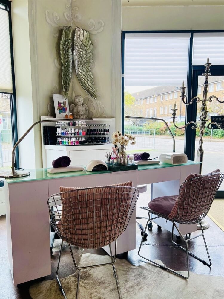 PREMIER TANNING, HAIR & BEAUTY  SALON FOR SALE