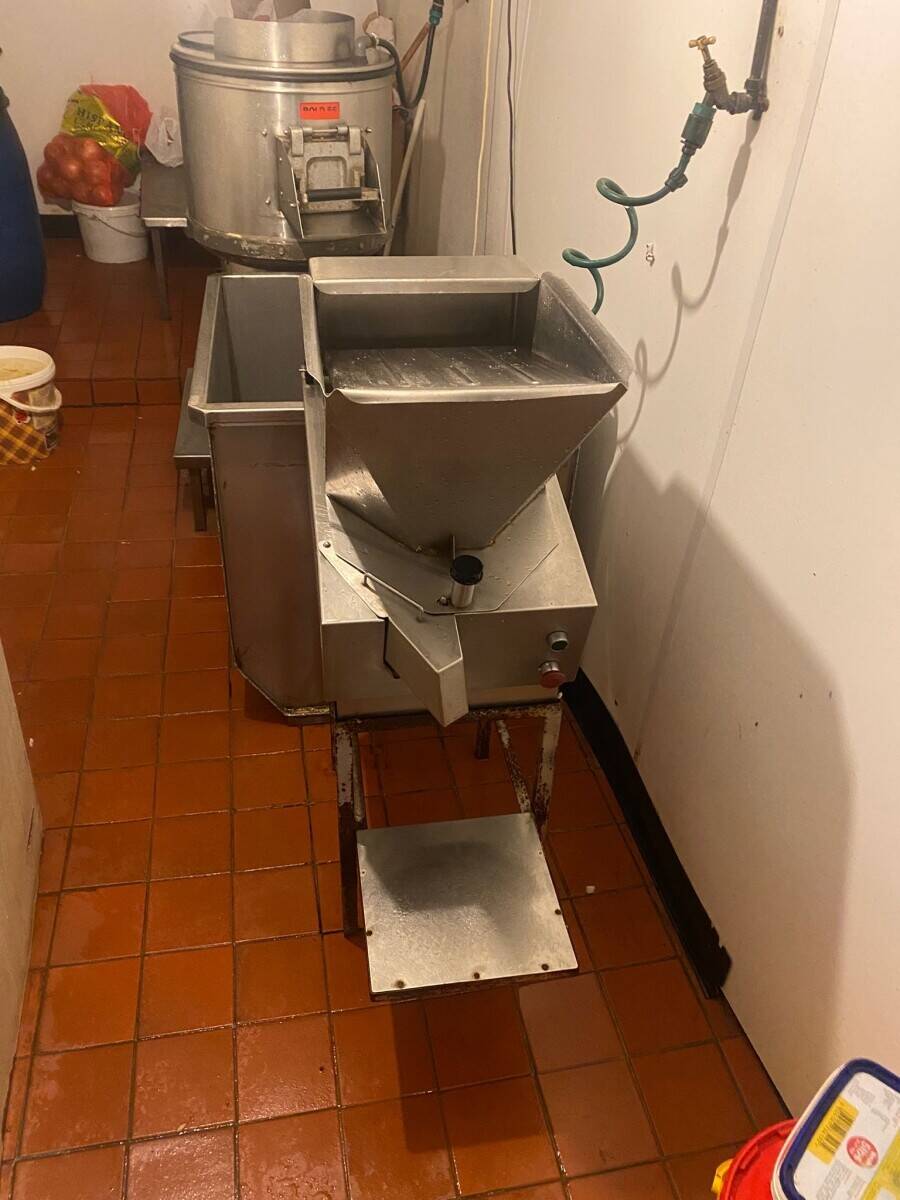 Used for Chinese food and pizzas