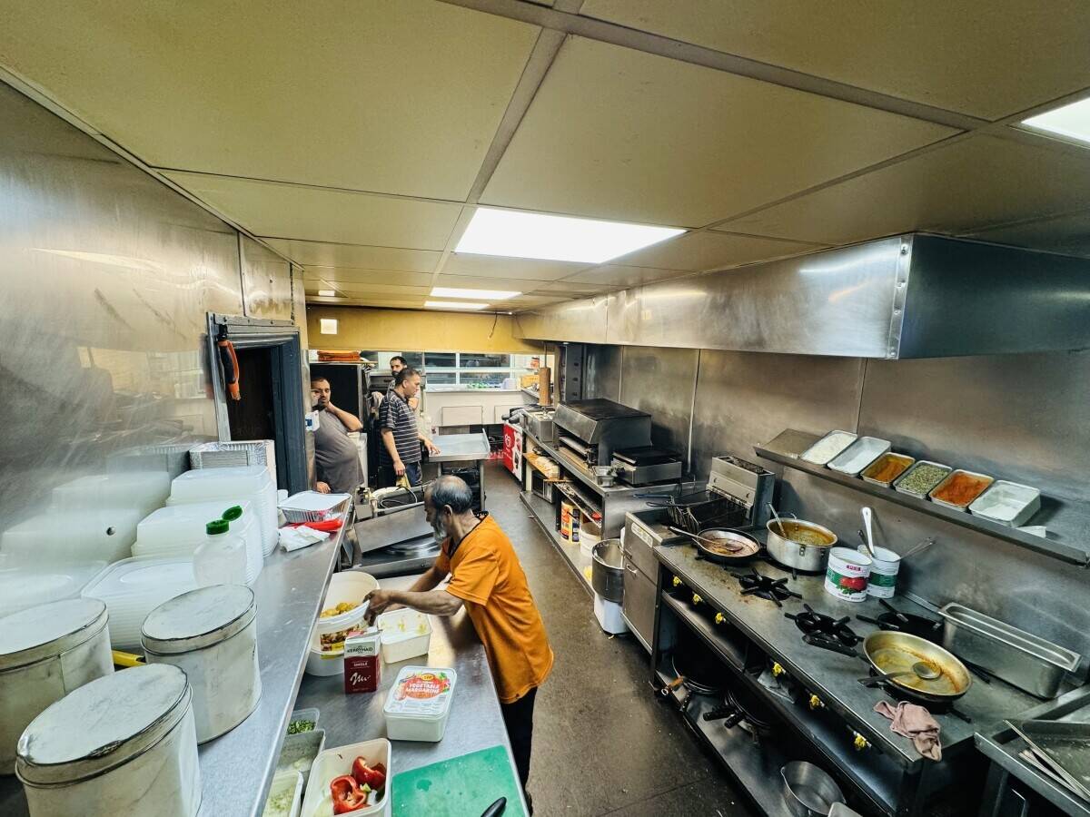Fully equipped takeaway with the two bedrooms flat on the top. Photo 7