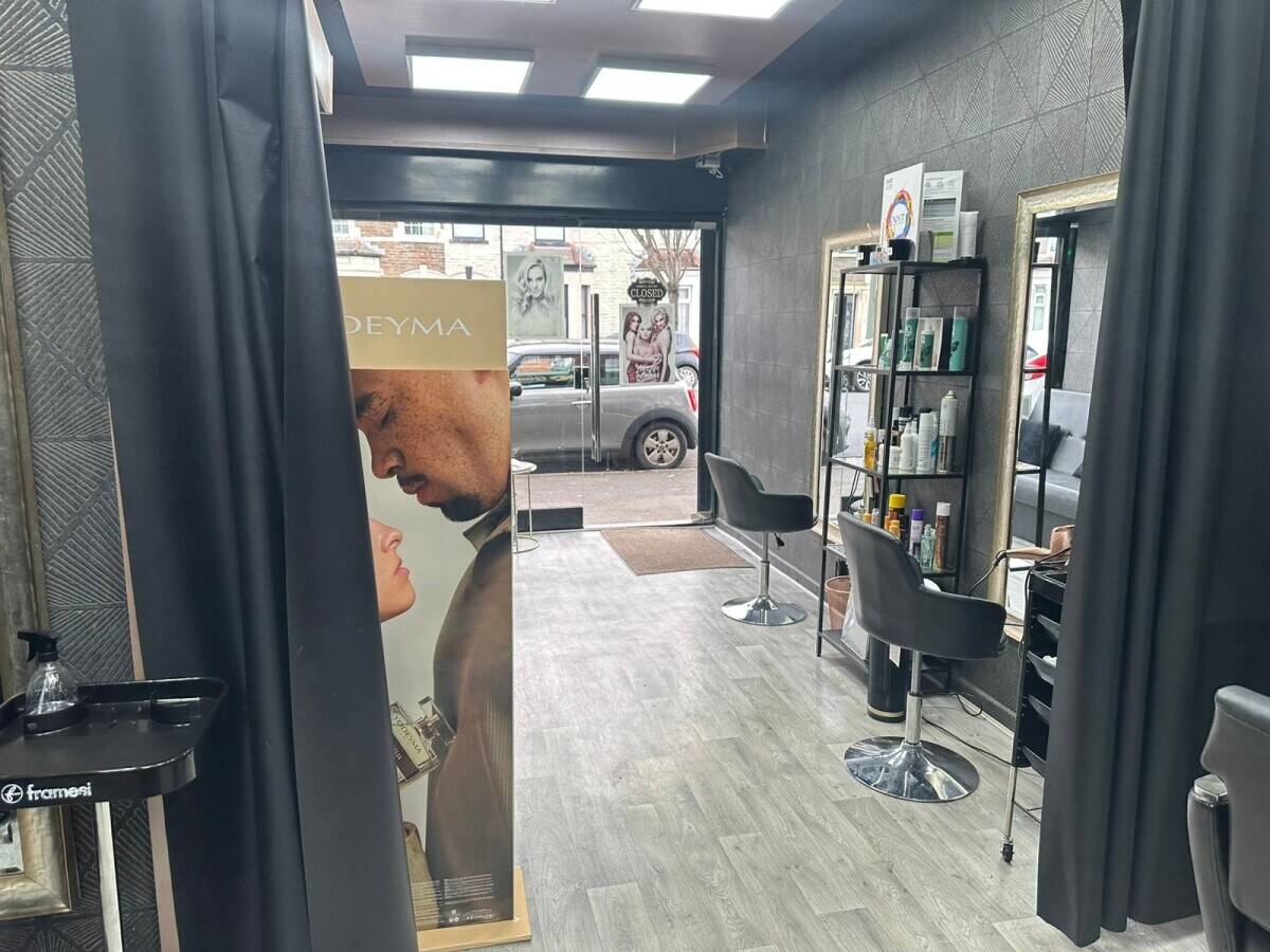 Hair & Beauty Salon + Vape shop kiosk