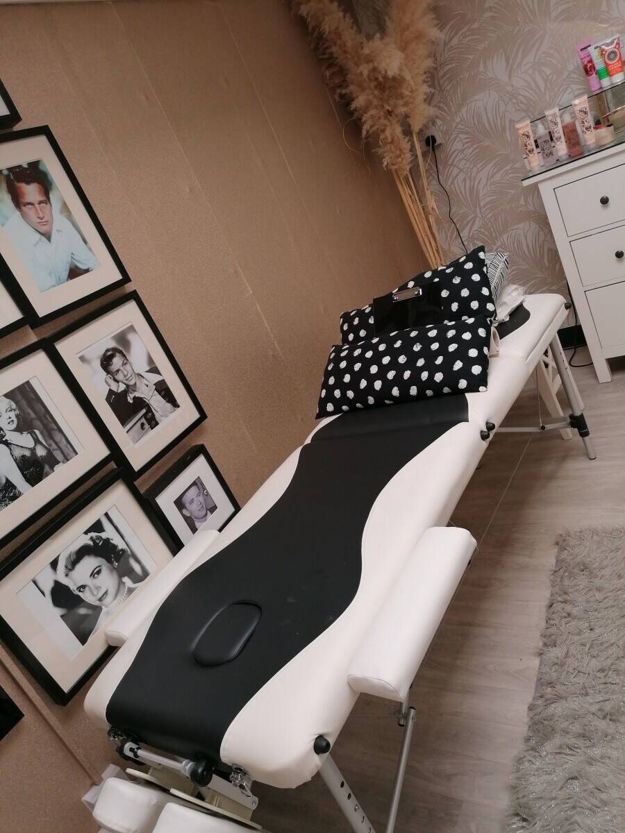 Cosmetics and Beauty shop with Salon Photo 7