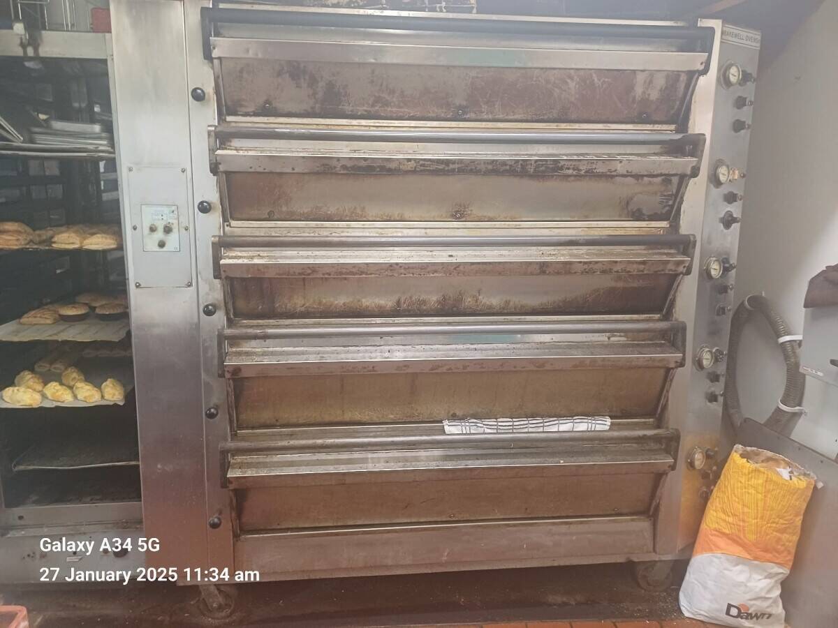 Established bakery with 2 sandwich round and small bread wholesale