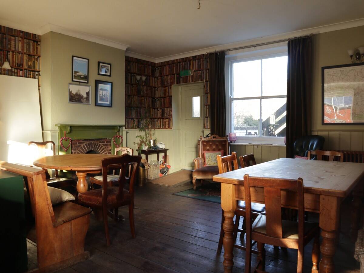 HAMPSHIRE – PICTURESQUE VILLAGE FREEHOUSE IN MEON VALLEY Photo 7