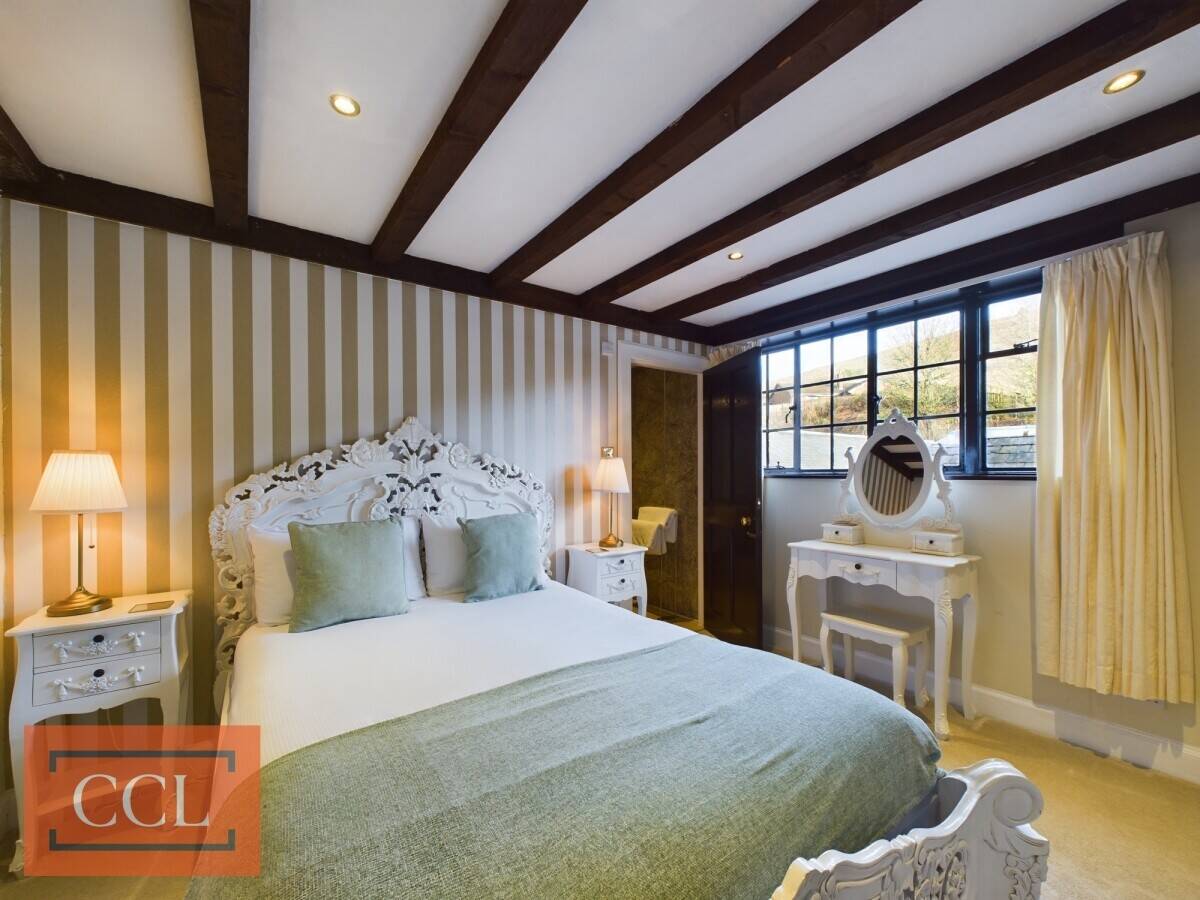 Charming Country Retreat Nestled in Glen Devon Photo 7