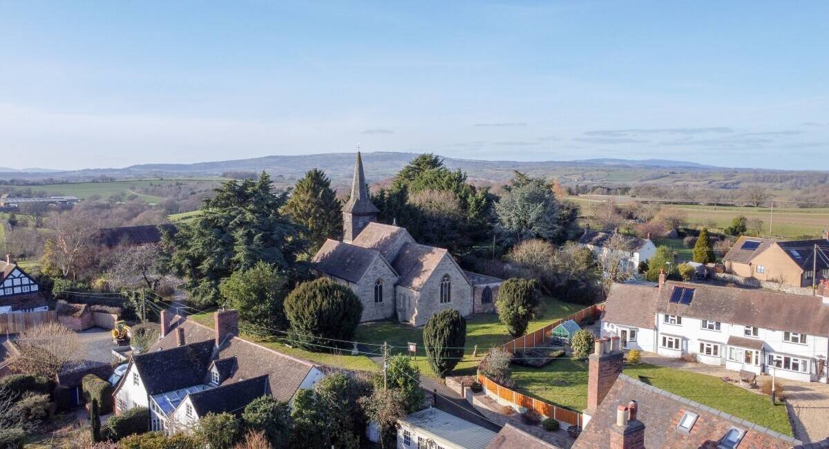 WORCESTERSHIRE - DELIGHTFUL VILLAGE GREEN FREE HOUSE
