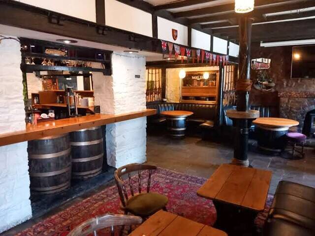 PEMBROKESHIRE - SUBSTANTIAL PUBLIC HOUSE IN BUSY TOWN CENTRE LOCATION OVERLOOKING MARINA Photo 7