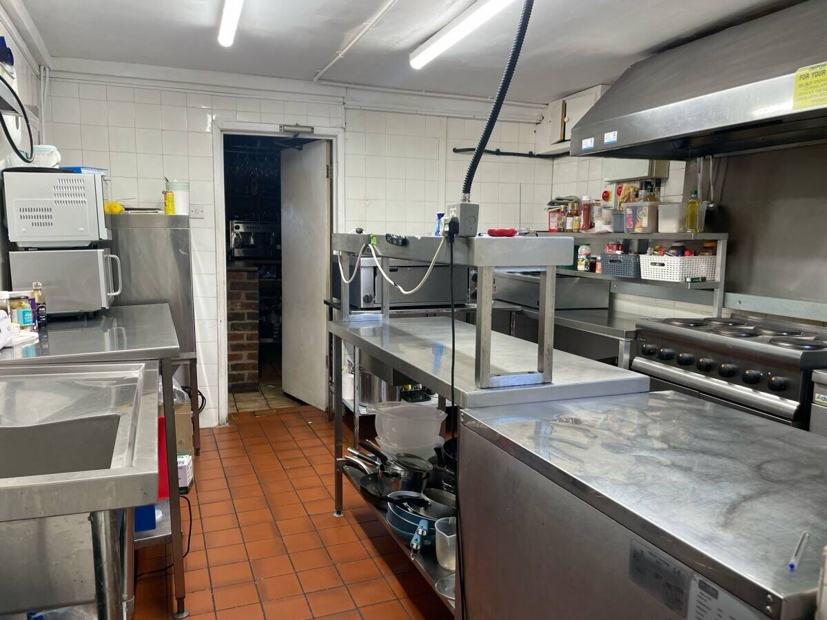 NOTTINGHAMSHIRE - THREE BEDROOM CHARACTER PUB & RESTAURANT Photo 7