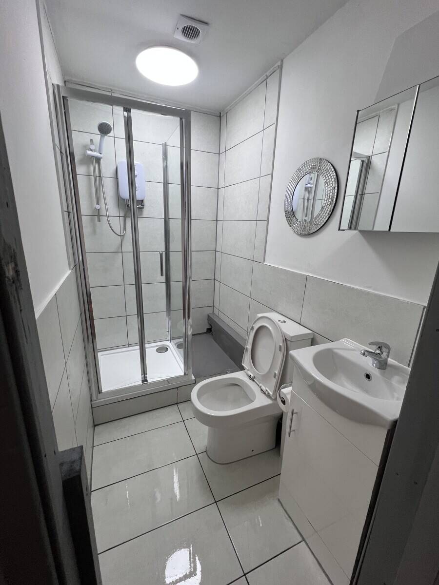 Self contained room to rent in the heart of Hoxton Street Market, with parking all bills included in rent
