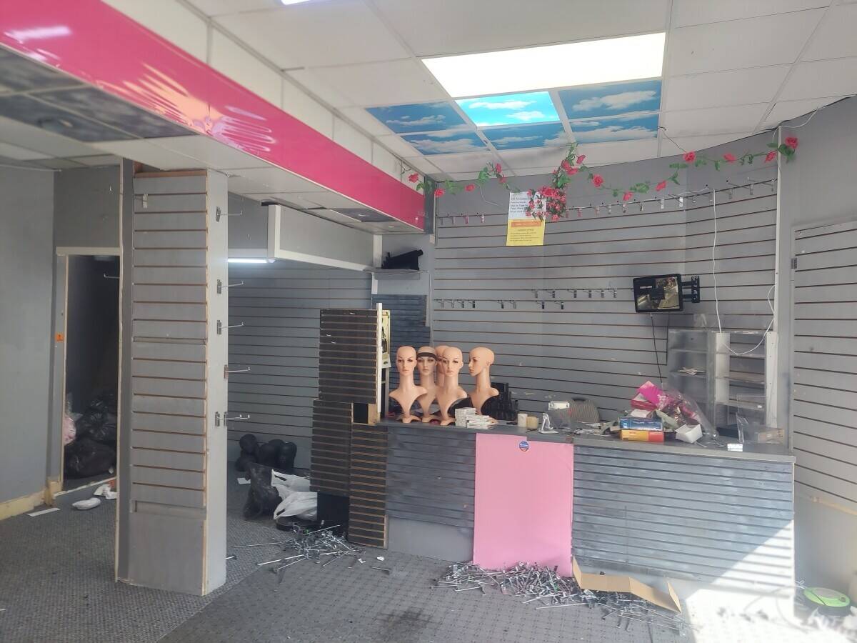 Empty retail shop unit 45 Square for any use (subject to lease agreement  Photo 6