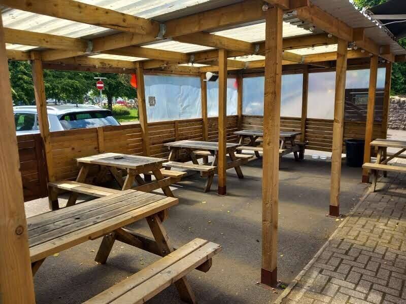 GWENT VALLEYS - PROMINENT TOWN CENTRE PUBLIC HOUSE OVERLOOKING PARK