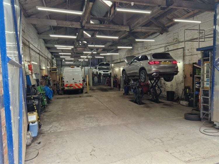 MOT TEST, SERVICING, AND REPAIR  CENTRE
