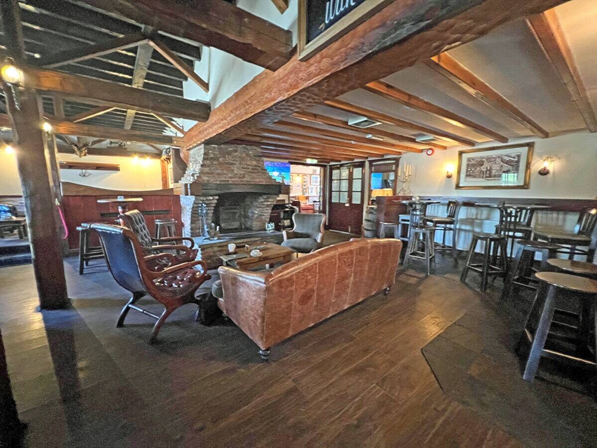 EAST YORKSHIRE - COUNTRY PUB AND RESTAURANT WITH £215,000+ EBITDA