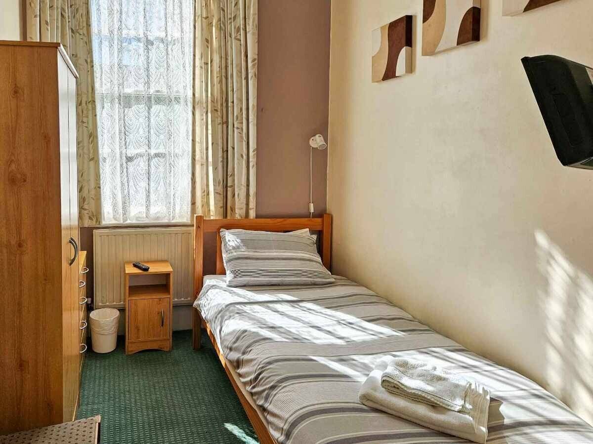 A wonderfully located 6 en-suite bedroom Guest House Photo 7