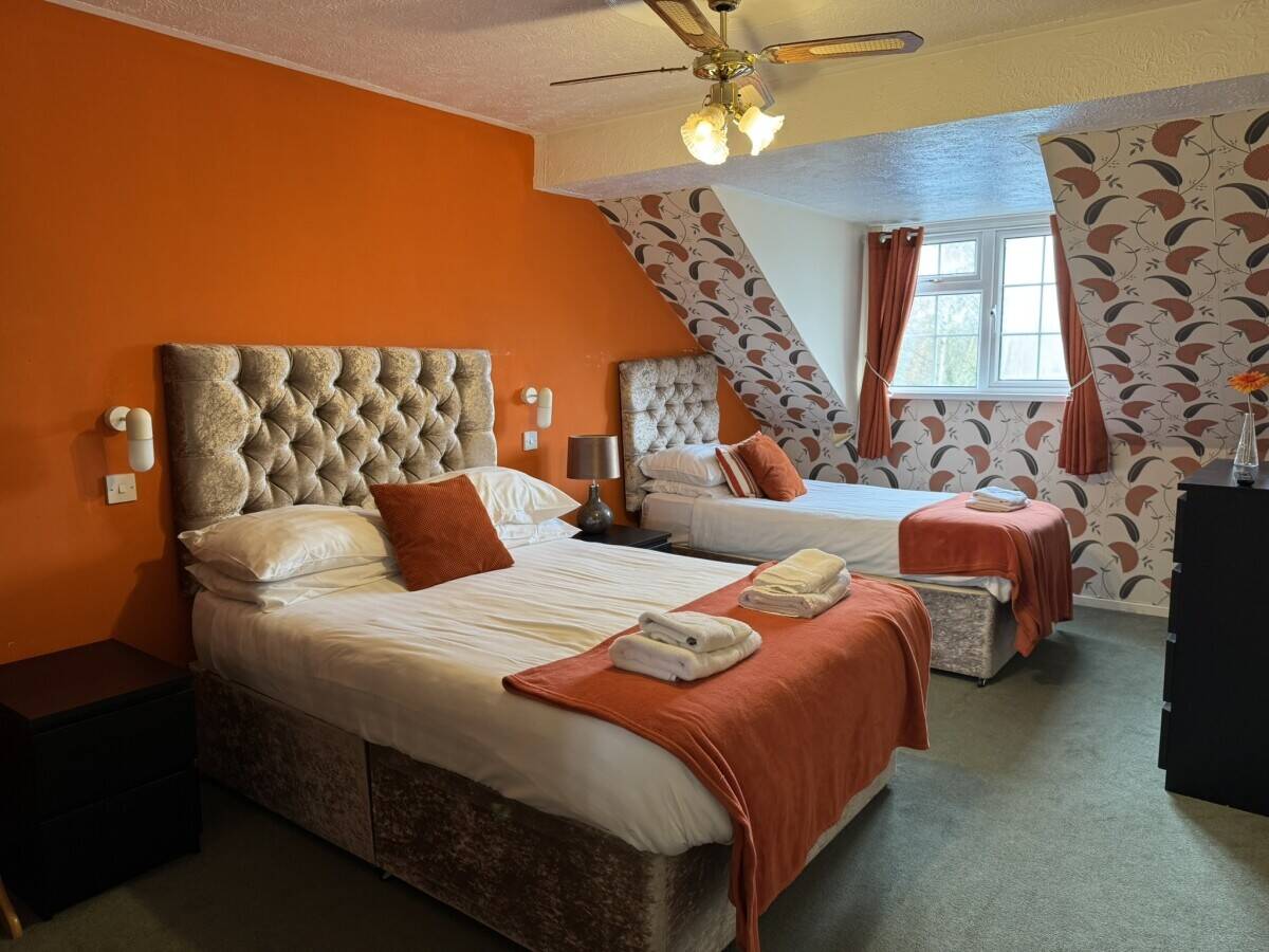 LLANDEILO, CARMARTHENSHIRE - EDGE OF TOWN INN, HOTEL AND FUNCTIONS VENUE IN EXCELLENT ORDER Photo 7