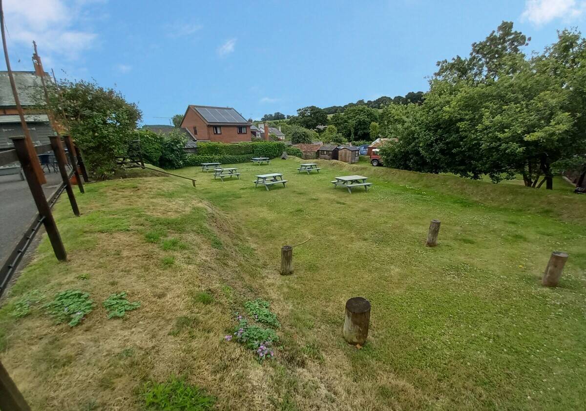 DEVON - VILLAGE FREEHOUSE CLOSE TO TOWN AND MAJOR CITY