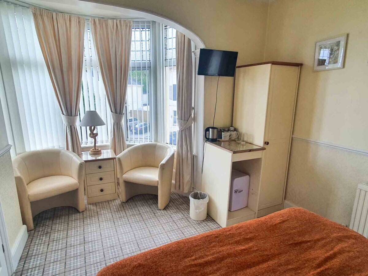 A Spacious Former Guest House in a Prime Location Photo 7