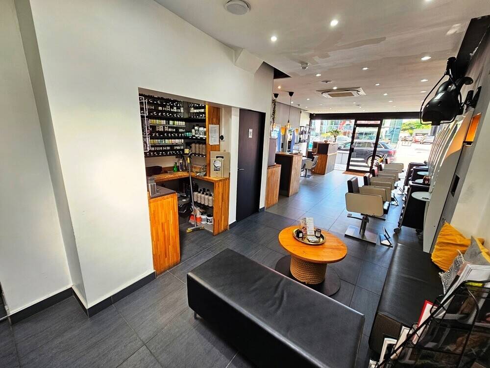 STUNNING 20 YEAR ESTABLISHED HIGH-END HAIR & BEAUTY SALON Photo 7