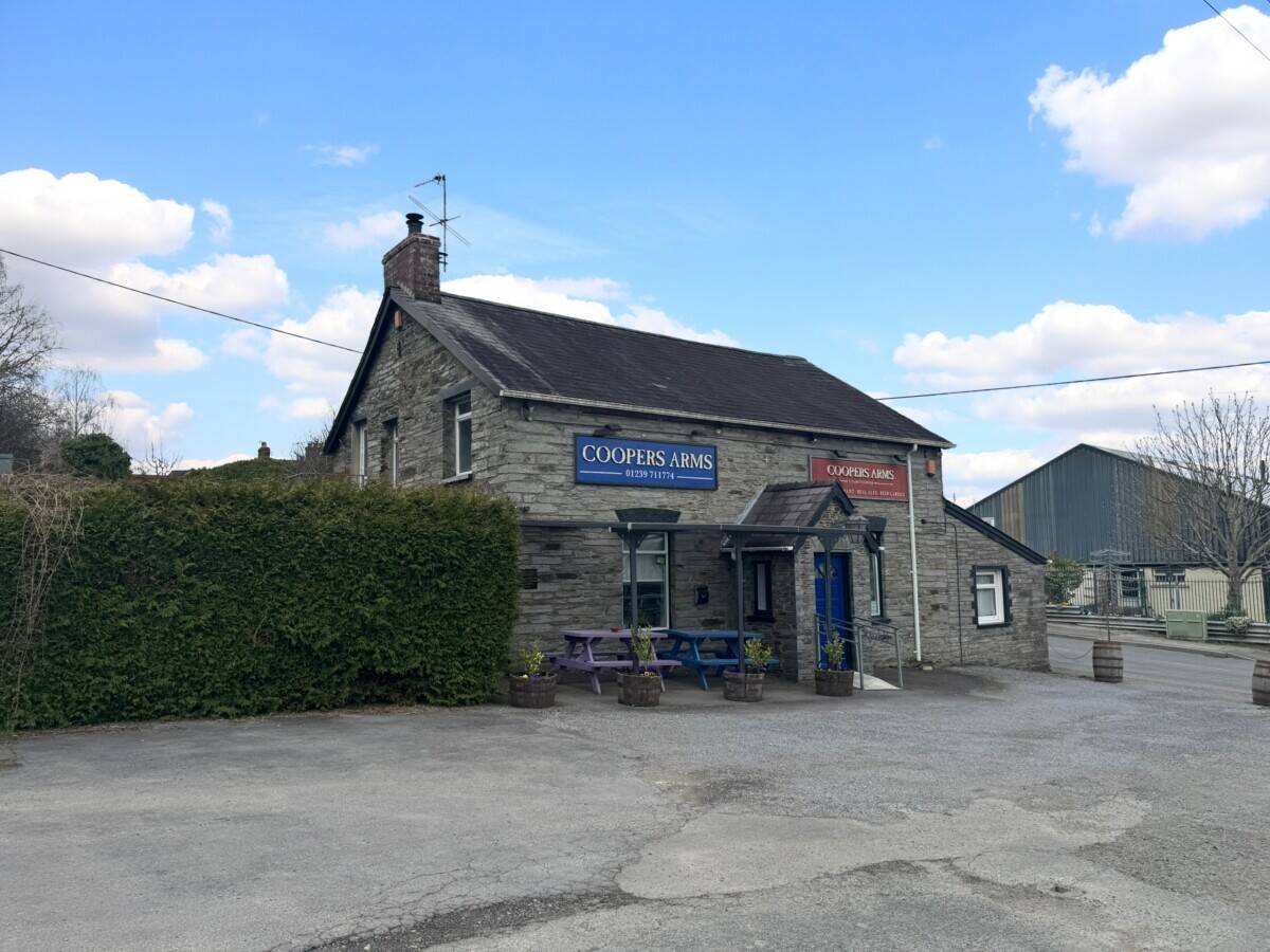 WEST WALES  TRADITIONAL PUBLIC HOUSE AND RESTAURANT ON THE EDGE OF BUSY MARKET TOWN Photo 7