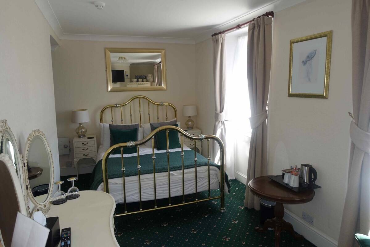Stylish Seaside Guest House with Sub-Tropical Private Garden For Sale in Weymouth Photo 7