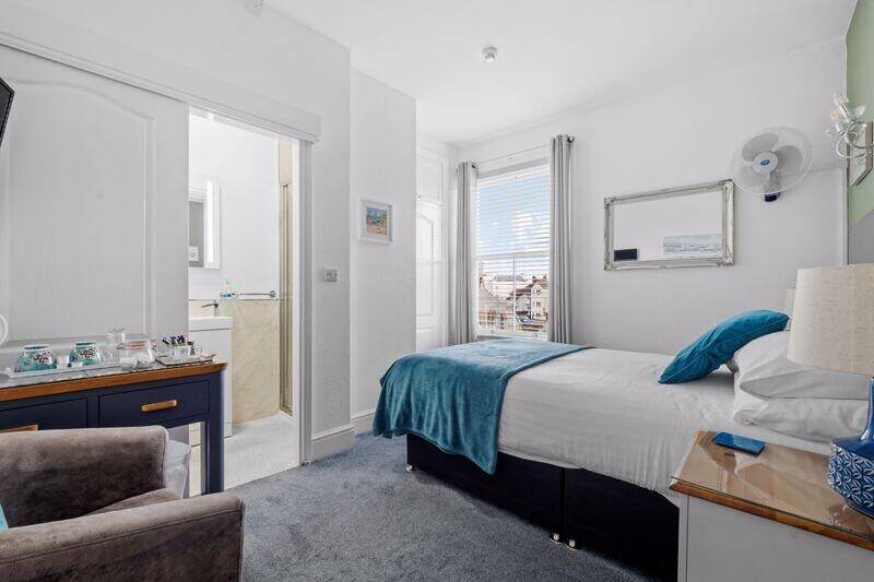 A Rare Freehold Guest House for sale in Weymouth with Car Park! Photo 7