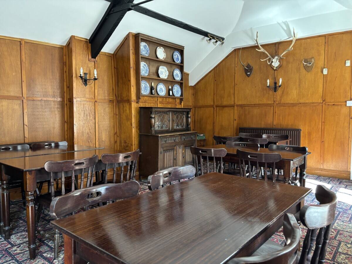 DEVON - TOWN CENTRE FREEHOUSE WITH LETTING ROOMS & DEVELOPMENT POTENTIAL