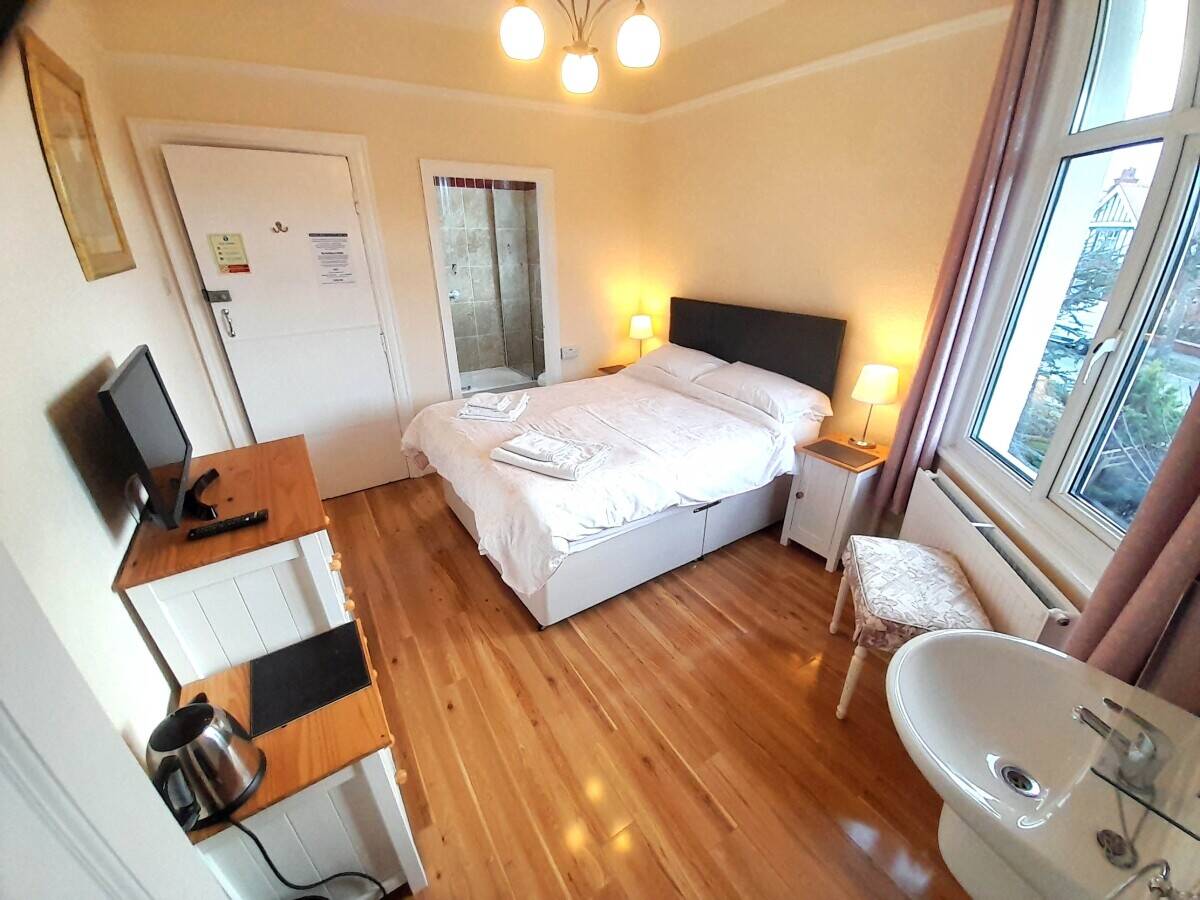CONWY - DETACHED SIX BEDROOM GUEST HOUSE IN THE SEASIDE TOWN OF LLANDUDNO