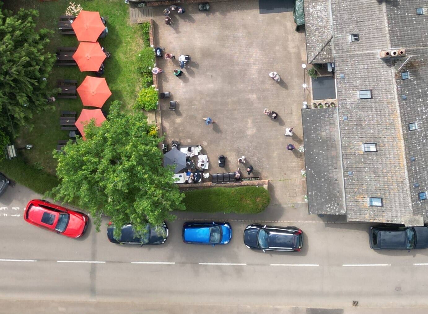 NORTHAMPTONSHIRE -  5 BEDROOM PUB & RESTAURANT IN SOUGHT AFTER VILLAGE
