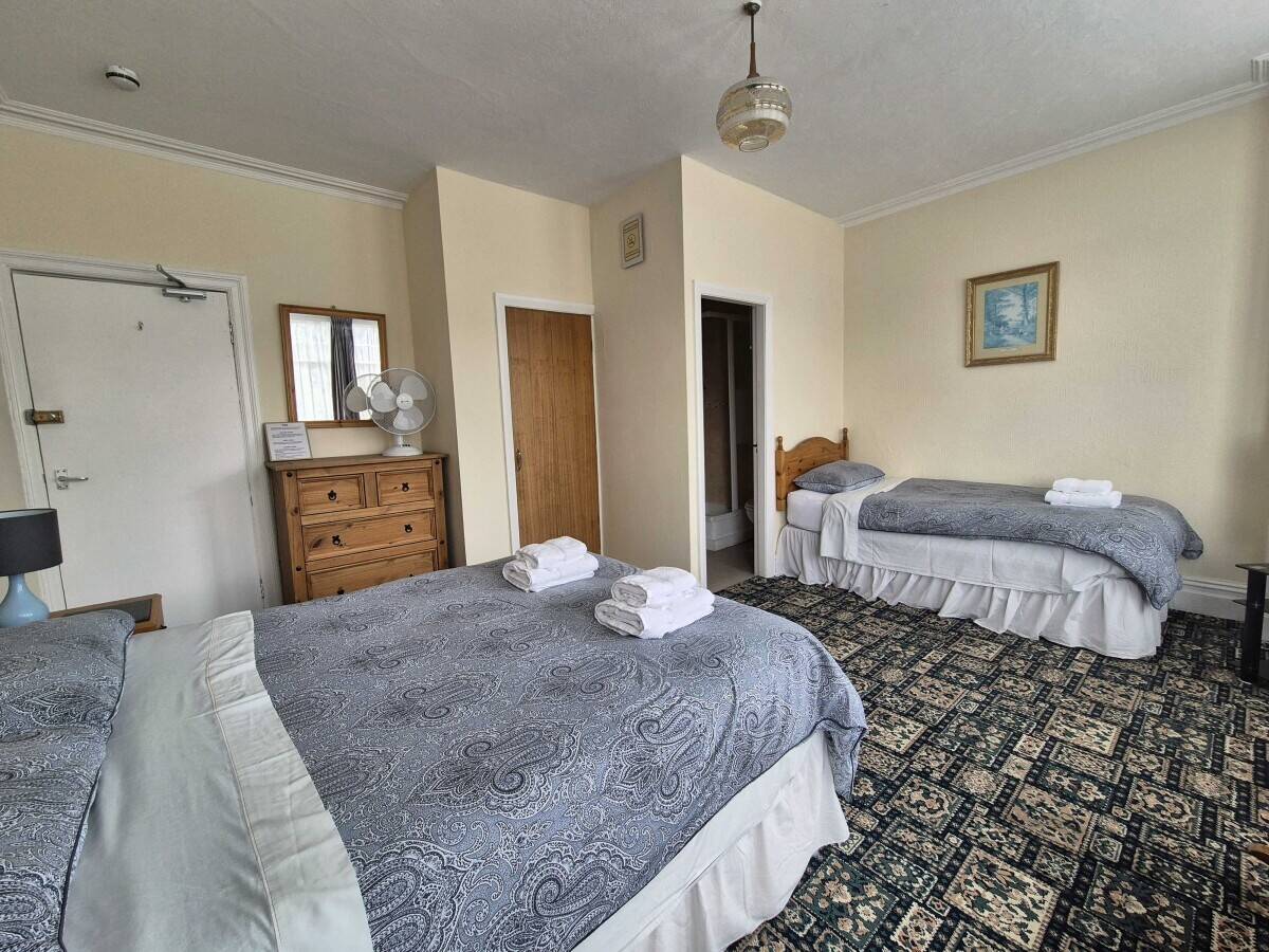 CONWY - 14 BEDROOM HOTEL IN THE SEASIDE RESORT OF COLWYN BAY Photo 7