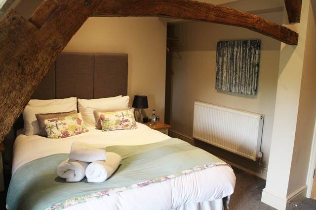 GLOUCESTERSHIRE -AWARD WINNING PUB IN EDGE OF COTSWOLD TOWN