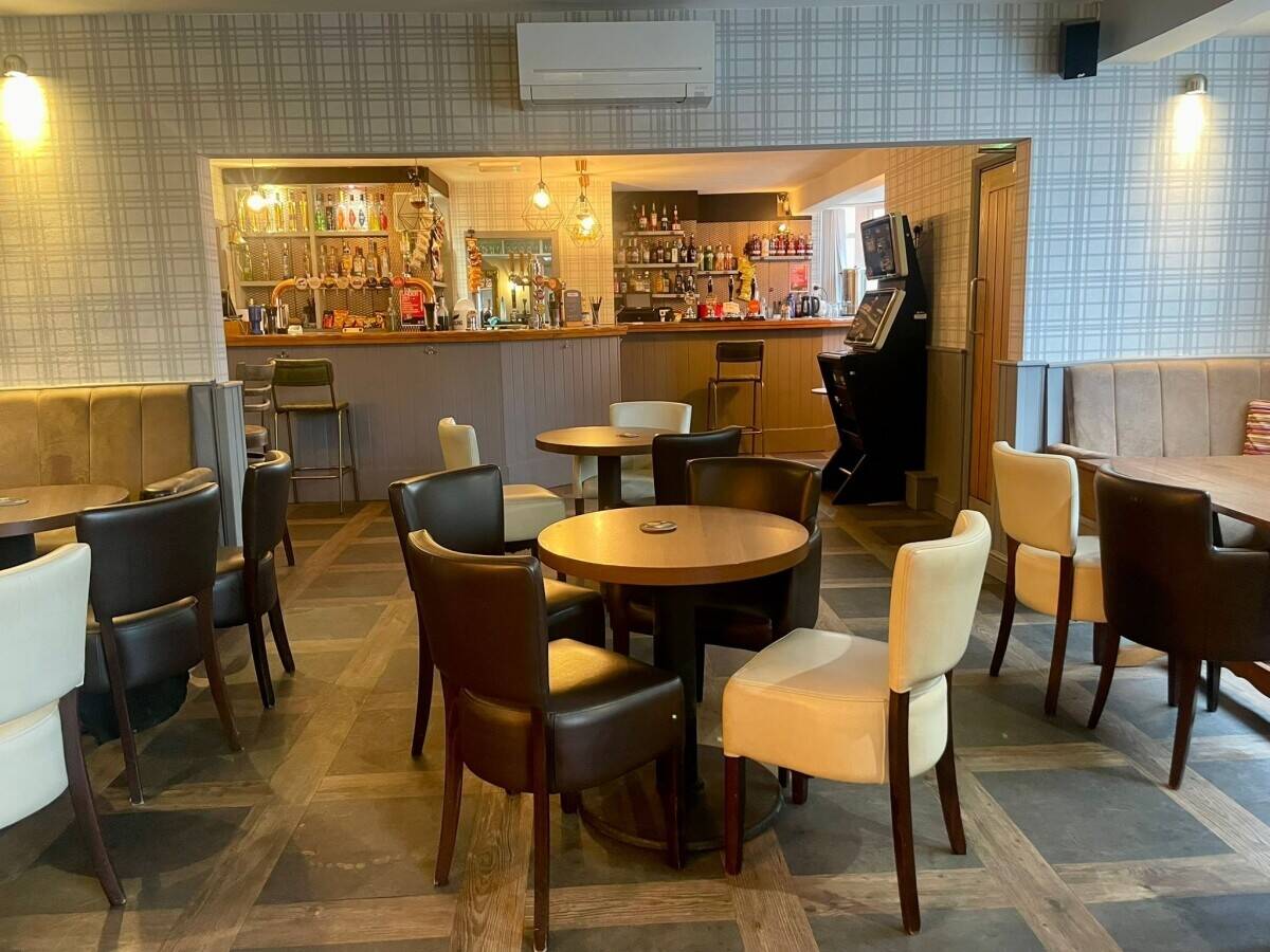 DERBYSHIRE - DETACHED PUB WITH CAR PARK AND SIZEABALE COURTYARD BAR/OUTBUILDING