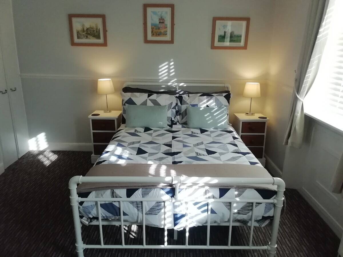Immaculate Sea View Guest with Pretty Garden Photo 7