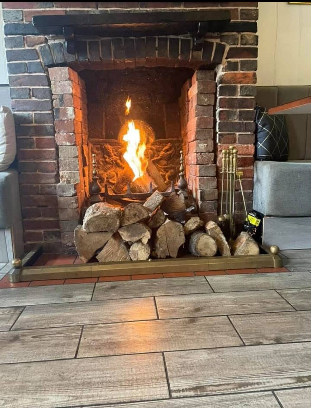 Charming Country Pub by Stopham Bridge – Where the River Meets Relaxation