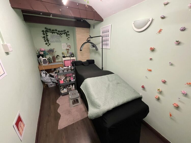 Well Presented Tanning Salon & 2 Treatment Rooms Photo 7